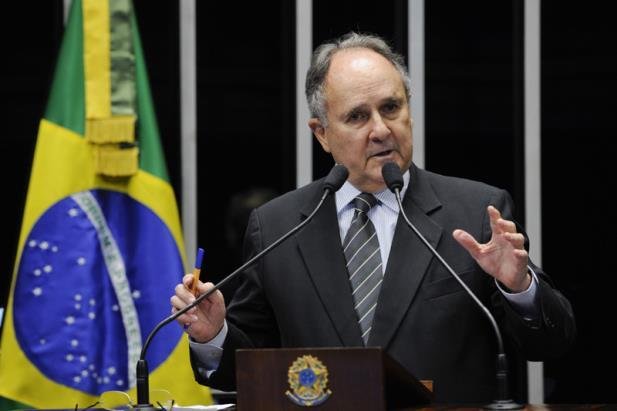 Senador disse que ainda n&atilde;o tomou decis&atilde;o sobre quando e para qual partido deve migrar