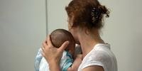 Mulher tenta levar bebê dos braços da mãe em Porto Alegre