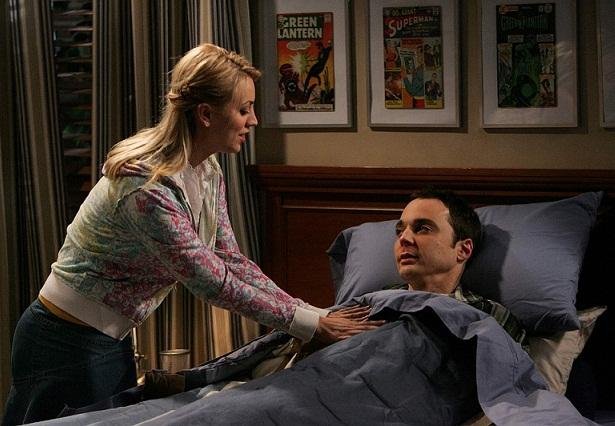 Na s&eacute;rie, Penny canta "Soft kitty" para Sheldon quando ele est&aacute; doente