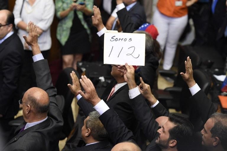 Tomaram posse 112 deputados opositores contra 55 oficialistas, pondo fim a 17 anos de dom&iacute;nio chavista 