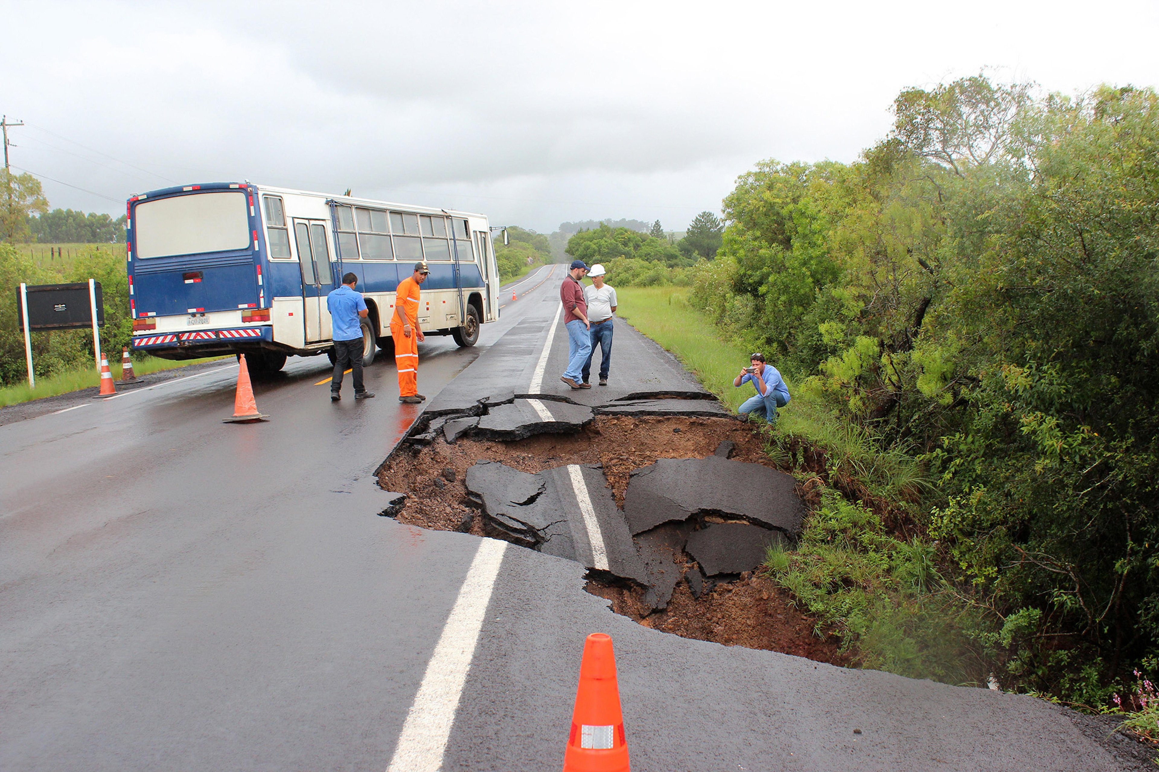 Ruptura na BR 158 obriga motorista a seguir pela BR 290 at&eacute; Alegrete e de l&aacute; a Quara&iacute;