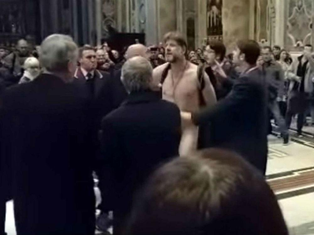Seguran&ccedil;as do vaticano contiveram o homem e o cobriram com um casaco