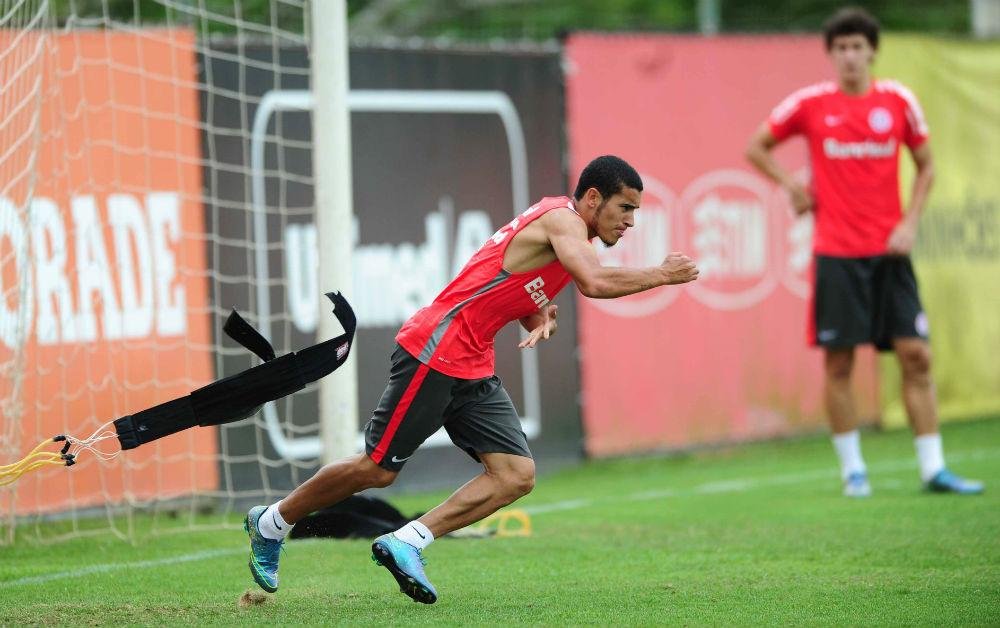 Jogadores usaram cintas el&aacute;sticas para realizar exerc&iacute;cios para aprimorar a for&ccedil;a e a arrancadas