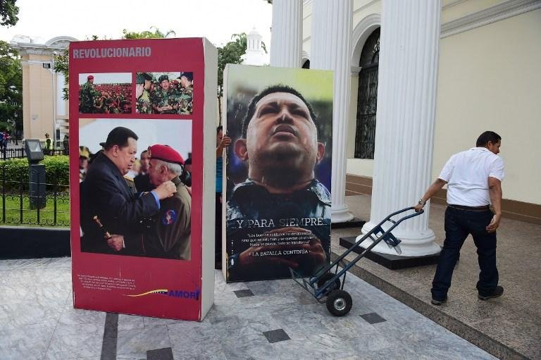 Funcion&aacute;rios retiraram imagens de Ch&aacute;vez da Assembleia