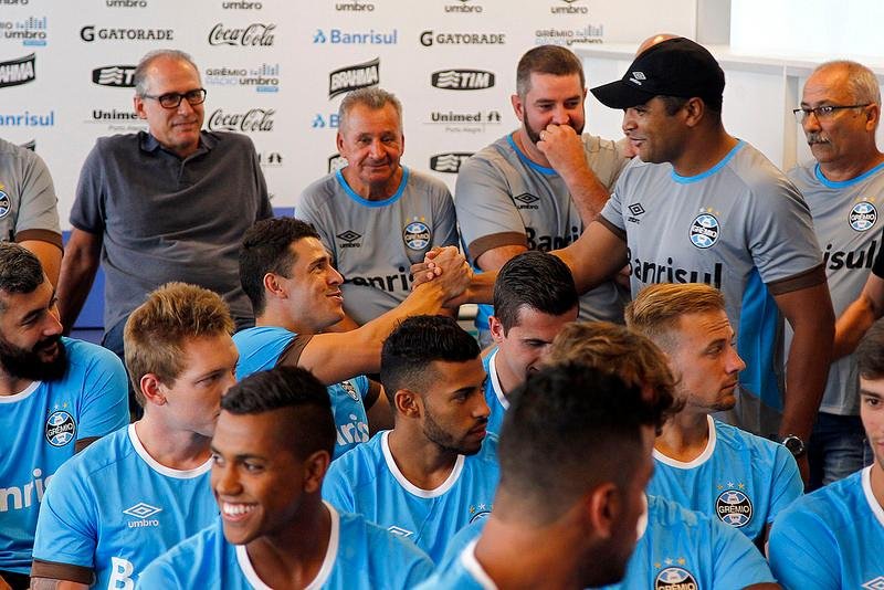 Gr&ecirc;mio inicia ano com press&atilde;o por t&iacute;tulos
