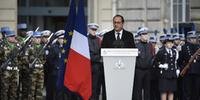 Presidente François Hollande prestou homenagem às forças policiais na sede da polícia