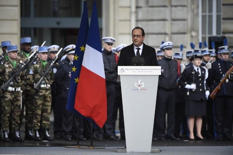 Presidente Fran&ccedil;ois Hollande prestou homenagem &agrave;s for&ccedil;as policiais na sede da pol&iacute;cia