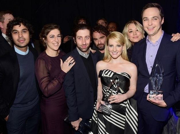Elenco de "Big Bang" comemora mais uma conquista do seriado