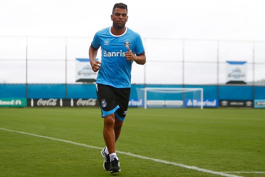 Maicon comemora acerto definitivo com o Gr&ecirc;mio
