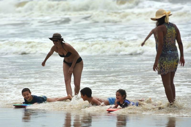 Temperatura da &aacute;gua &eacute; convite para mergulho em Tramanda&iacute;