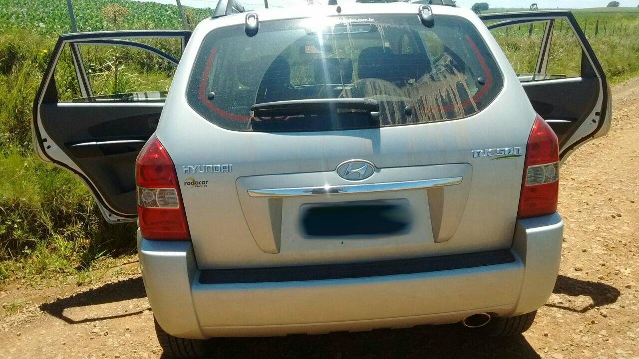 Carros ser&atilde;o encaminhados para a per&iacute;cia buscar ind&iacute;cios que levem &agrave; identidade dos assaltantes