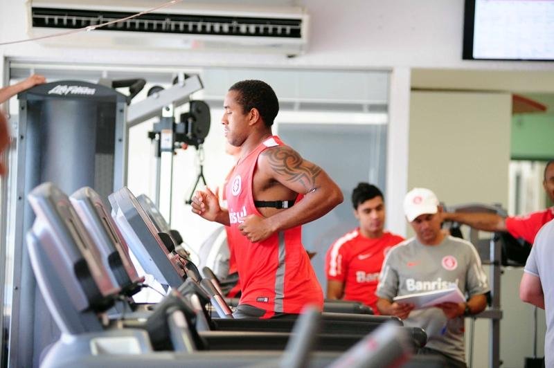 Jogadores realizaram exerc&iacute;cios na sala de muscula&ccedil;&atilde;o do CT