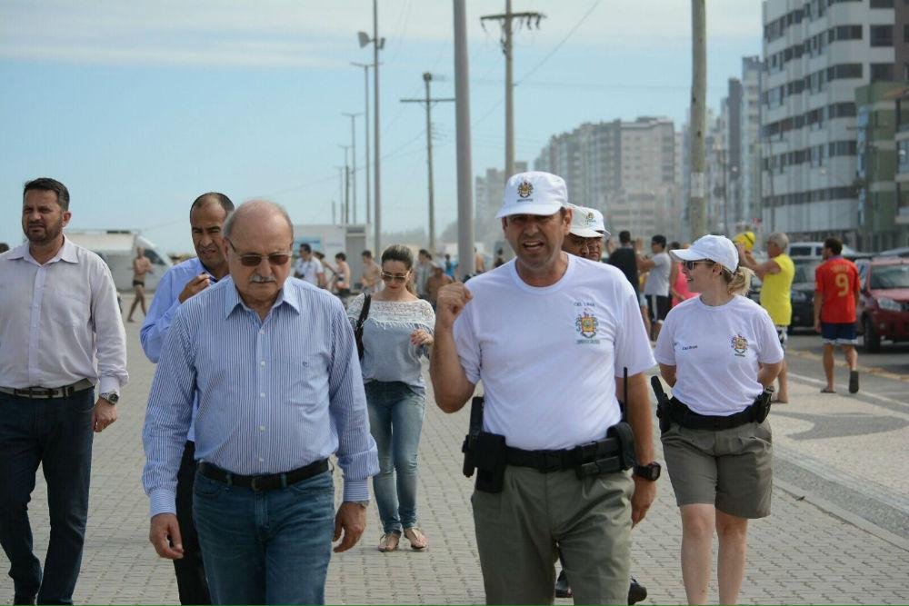 Jacini aproveitou para conferir de perto a situa&ccedil;&atilde;o das guaritas e do movimento na areia de Cap&atilde;o