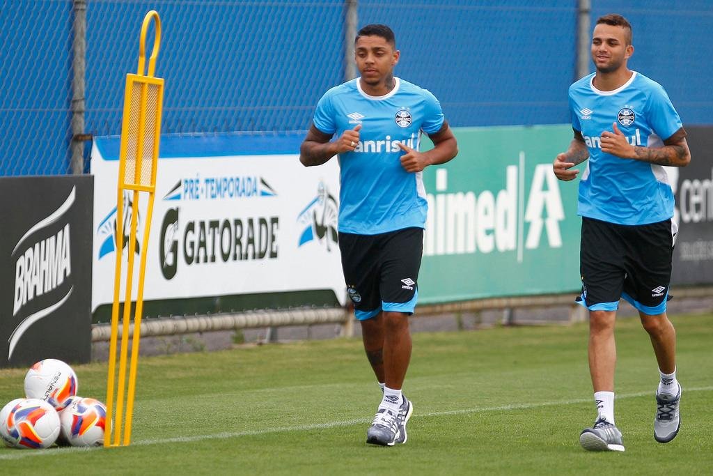 Luan e Wallace correram ao redor dos gramados do CT Luiz Carvalho