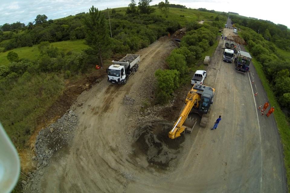 Trecho constru&iacute;do de forma emergencial contorna parte da rodovia que desmoronou