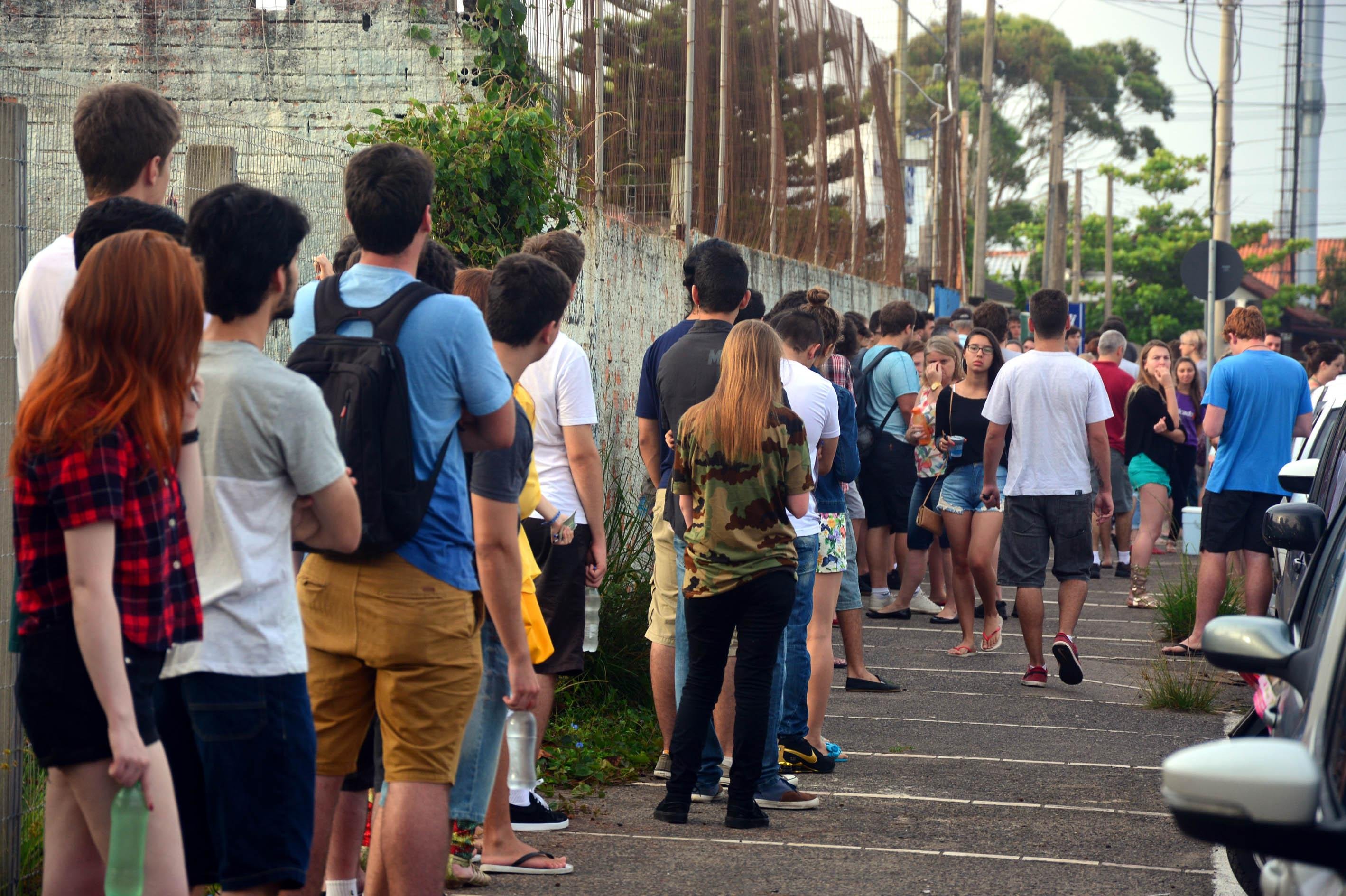 Estudantes formaram fila e entraram sem atrasos em Tramanda&iacute; e Imb&eacute;