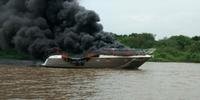 Família escapa em bote após lancha pegar fogo no Guaíba