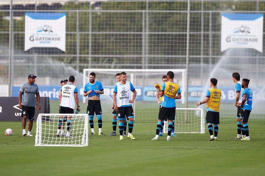 Jogadores mais uma vez exercitaram passes r&aacute;pidos em campo reduzido