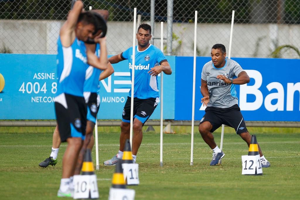 T&eacute;cnico Roger Machado participou dos exerc&iacute;cios junto com o grupo, mas com uma intensidade menor