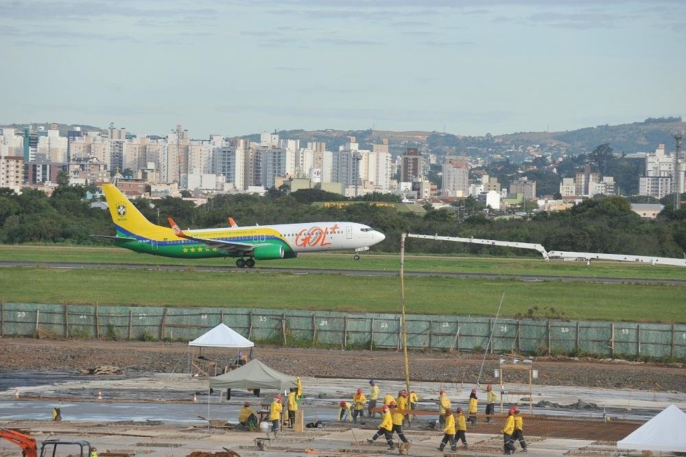 Funcion&aacute;rios paralisam obras no aeroporto Salgado Filho