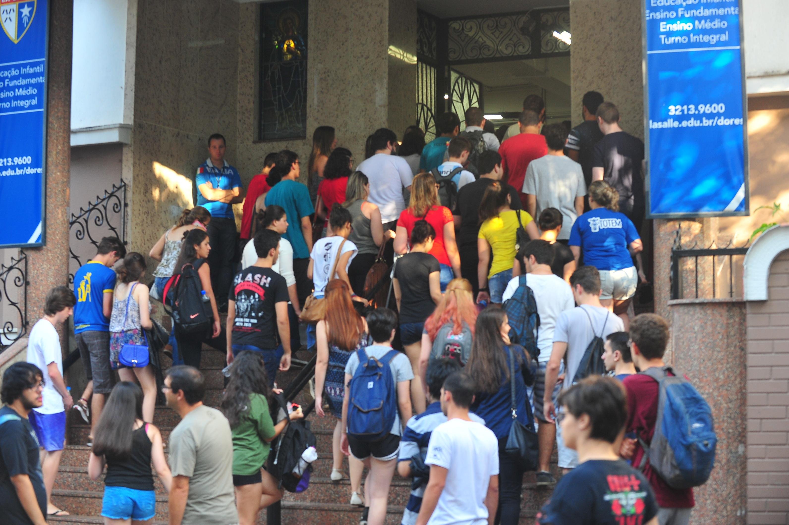 Vestibulandos fazem provas de Biologia, Qu&iacute;mica e Geografia