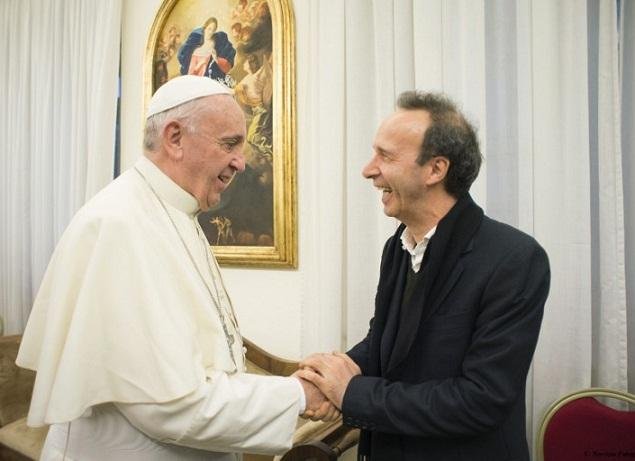 Para cumprimenta o comediante Roberto Benigni durante o lan&ccedil;amento do livro