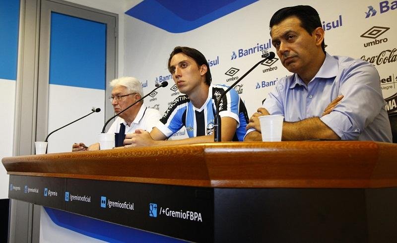 Geromel exalta v&iacute;nculo com o Gr&ecirc;mio ao renovar