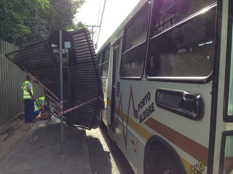 Cobertura caiu sobre pessoas que esperavam &ocirc;nibus na parada