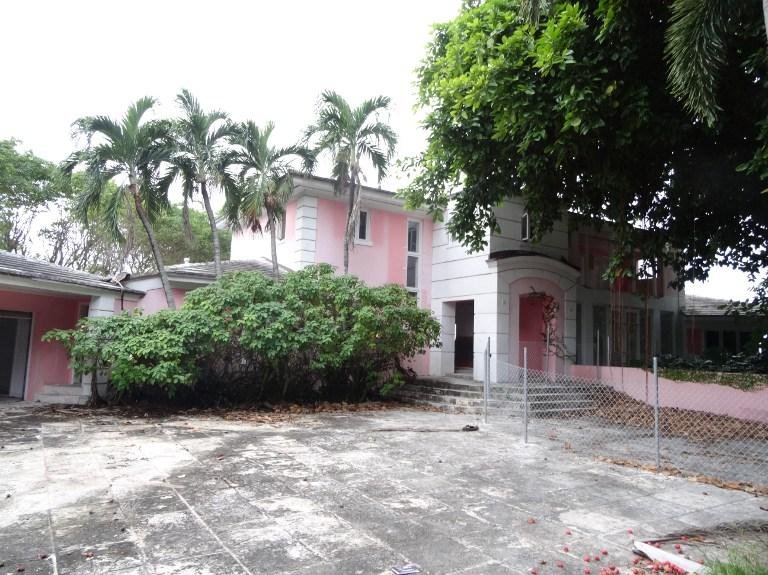 Mans&atilde;o situada em um exclusivo bairro com uma impressionante vista da ba&iacute;a Biscayne e dos arranha-c&eacute;us do centro de Miami
