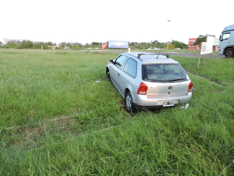 Carro argentino sofre acidente em trevo da BR 290, em Alegrete