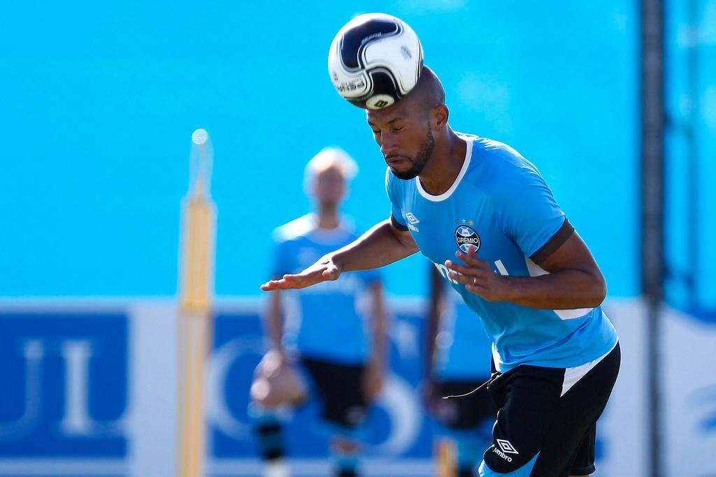 Kadu treinou ao lado de Pedro Geromel e deve ser confirmado com titular para domingo