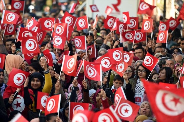 Muitos agitavam bandeiras tunisinas comemorando a queda do ditador Zine El Abidine Ben Ali 