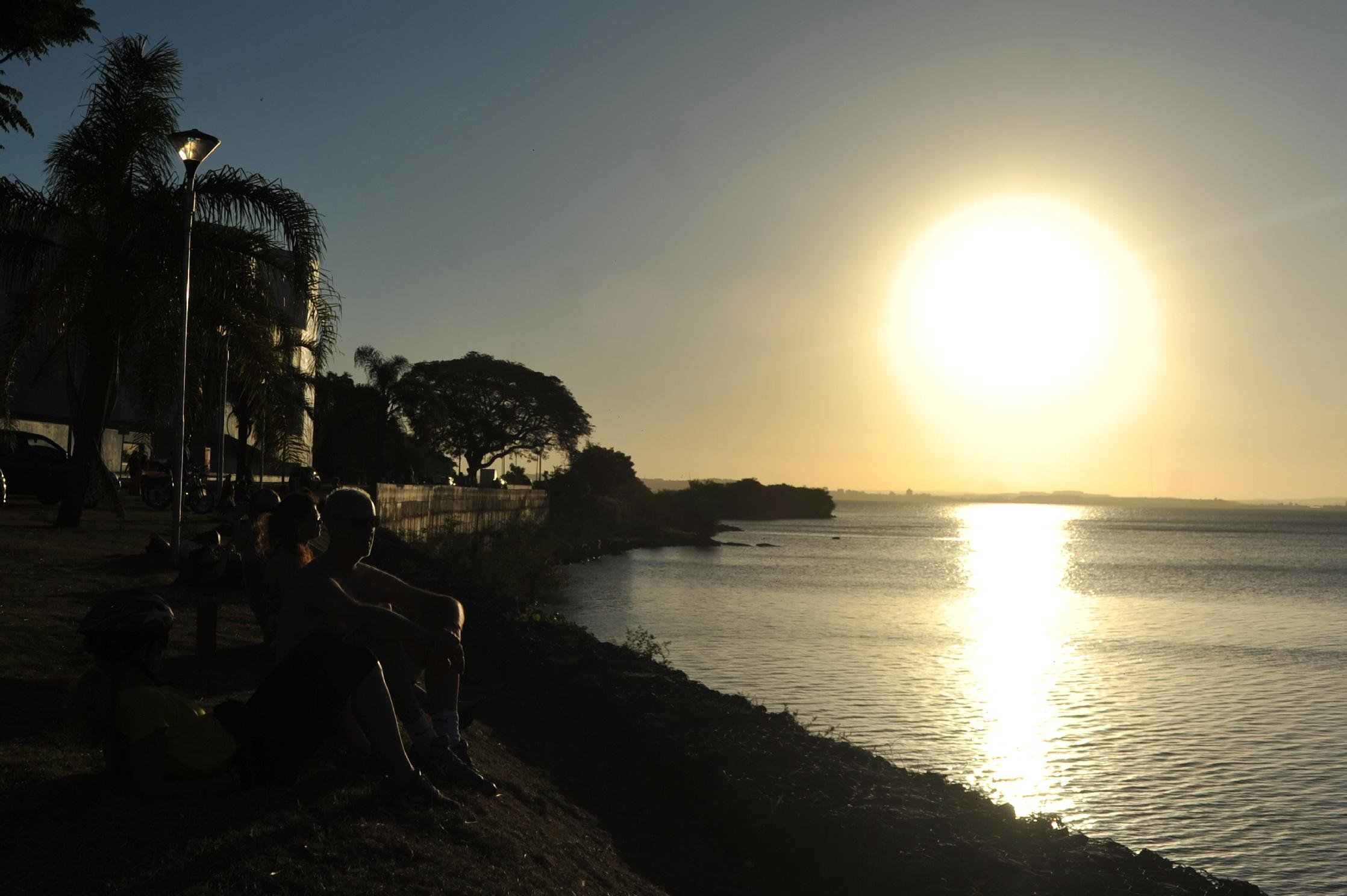 Ar quente e seco ganha for&ccedil;a e previs&atilde;o &eacute; de v&aacute;rios dias com m&aacute;ximas acima dos 35&deg;C em diversos pontos