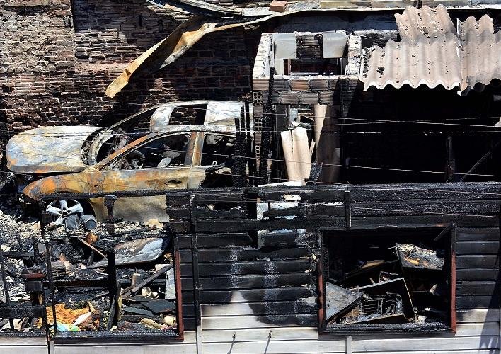Chamas destru&iacute;ram a casa e parte do dep&oacute;sito de uma livraria