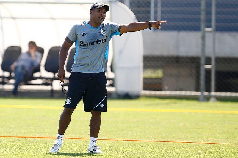 Roger trabalhou sa&iacute;da de bola antes de jogo-treino