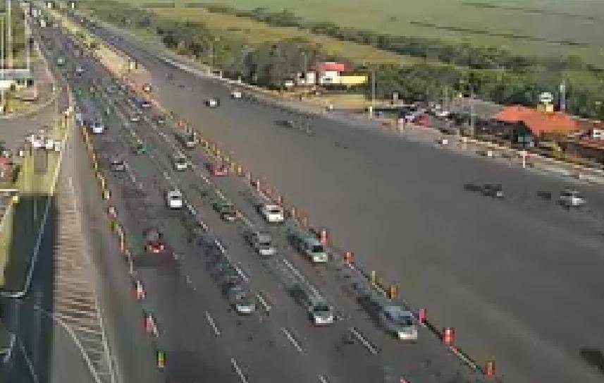 Segue intenso fluxo de ve&iacute;culos na freeway