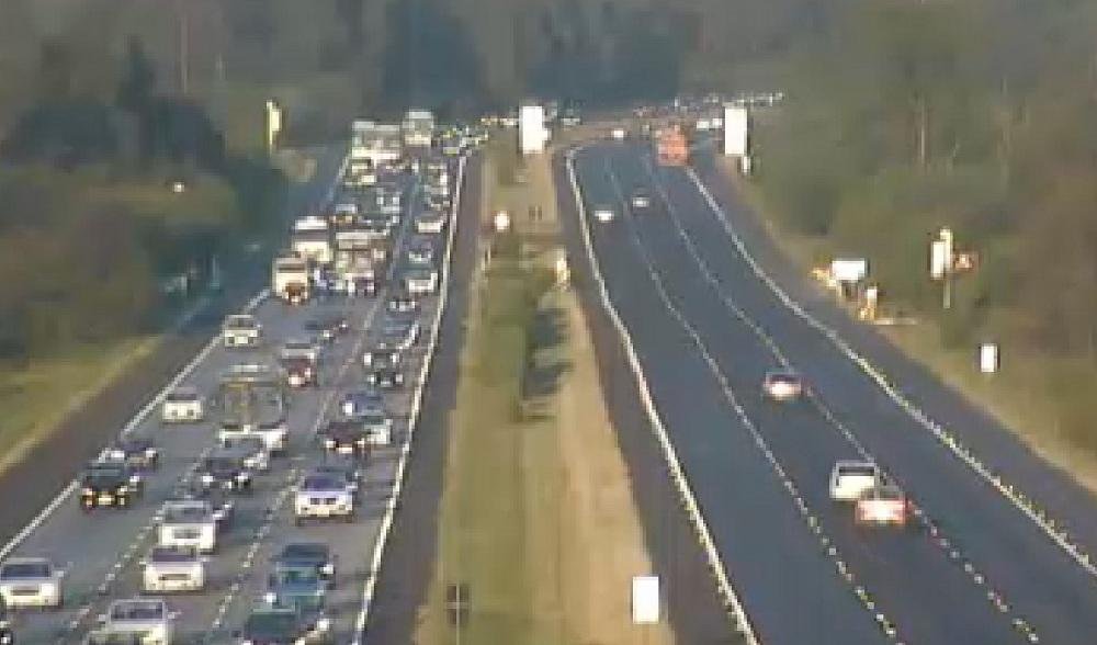 Tr&aacute;fego na freeway segue acentuado na volta do Litoral