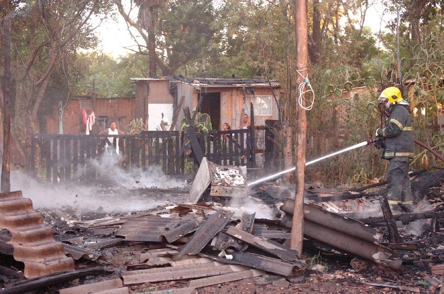 Duas viaturas dos bombeiros combateram as chamas no bairro Humait&aacute;
