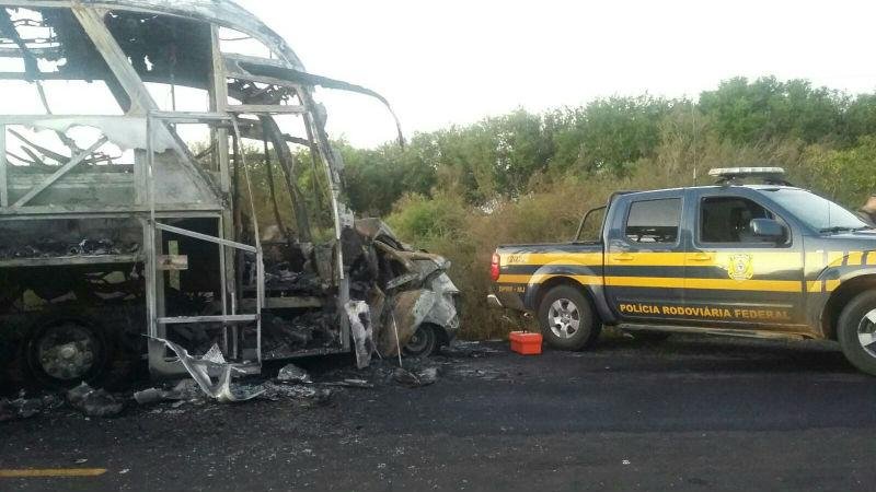 Ve&iacute;culos pegaram fogo ap&oacute;s acidente