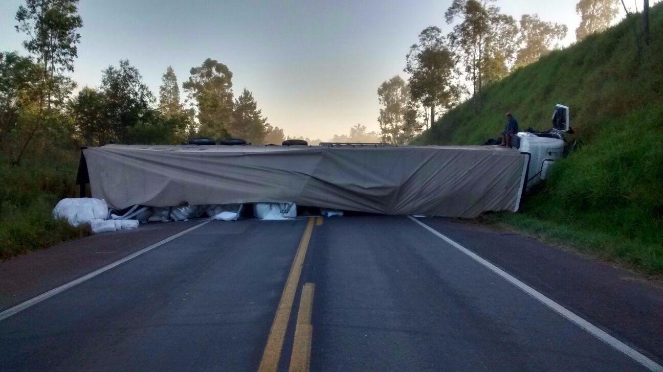 Carreta tomba e bloqueia BR 290, em Eldorado do Sul