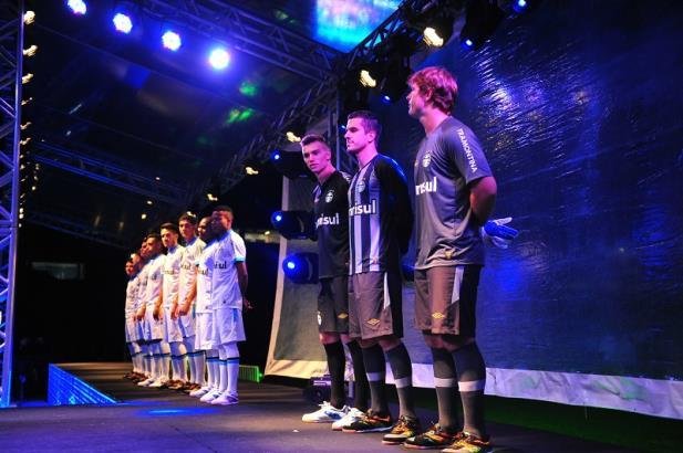 Gr&ecirc;mio pode antecipar lan&ccedil;amento dos uniformes de 2016