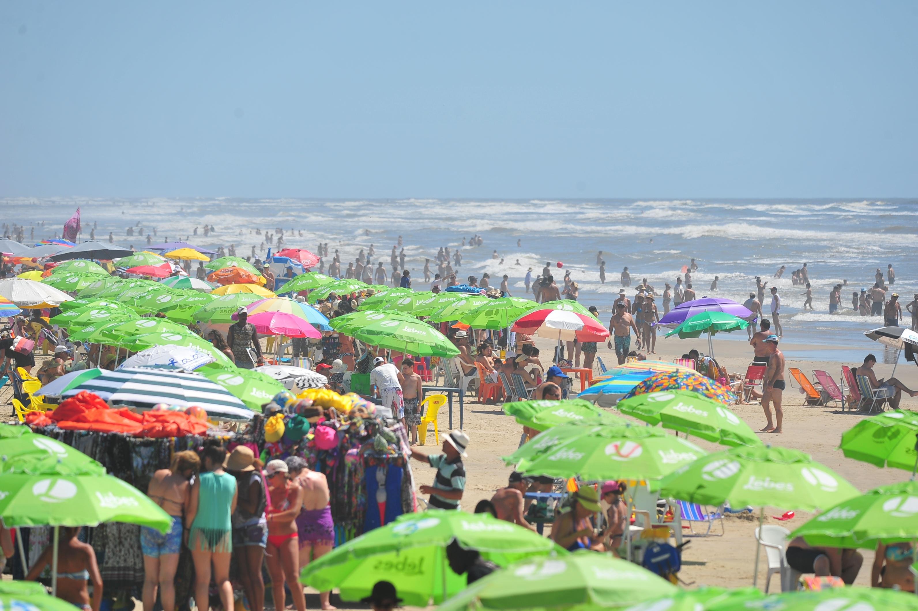 Areias de Tramanda&iacute; ficaram lotadas no come&ccedil;o desta semana