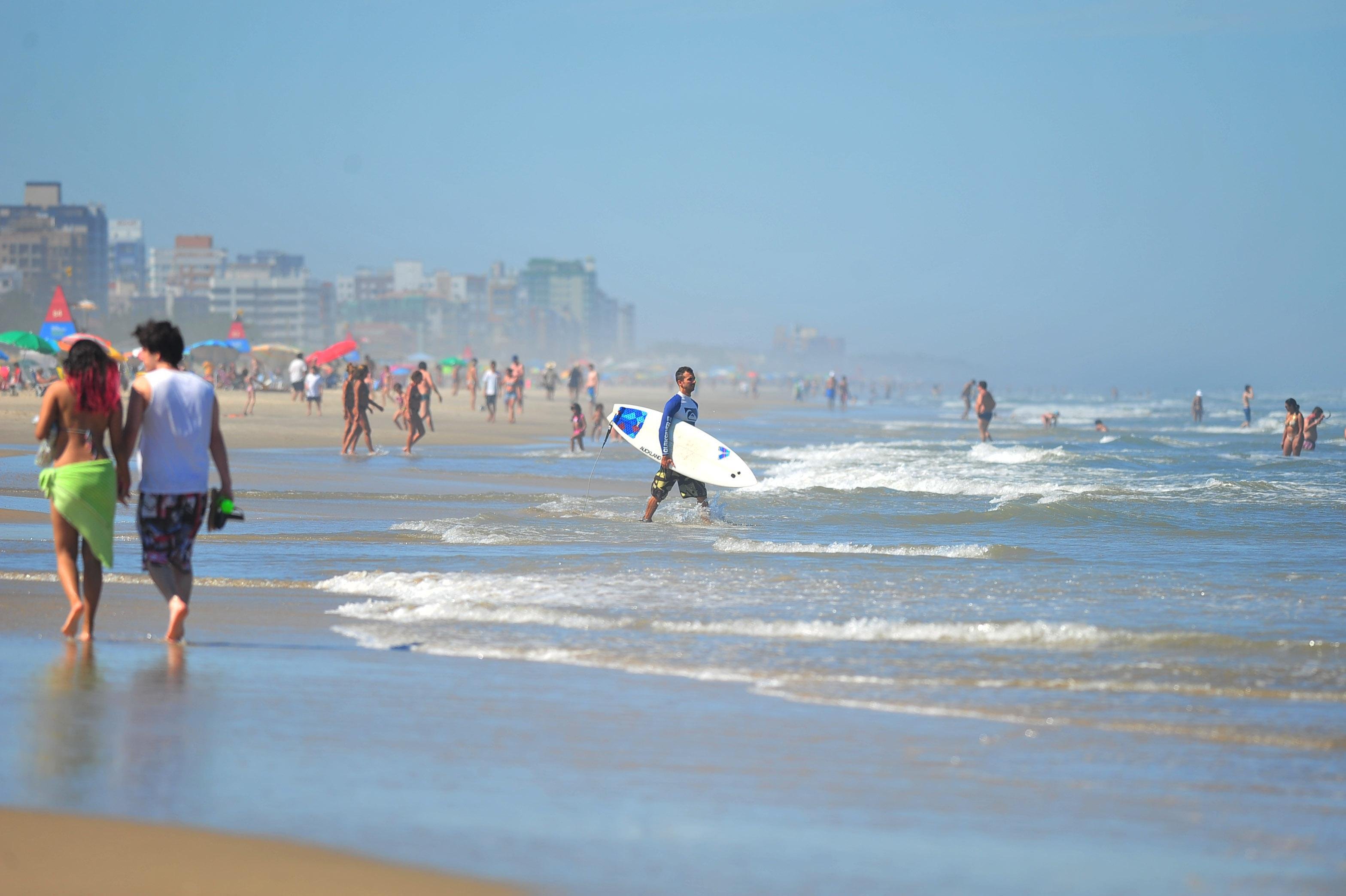 Surfistas tamb&eacute;m aproveitaram a segunda-feira na praia