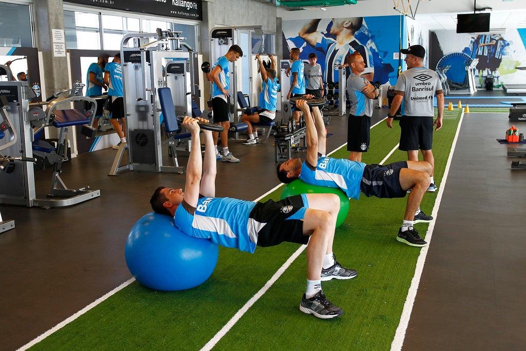  	Jogadores fizeram exercicios na sala de muscula&ccedil;&atilde;o e correram pelos gramados do CT