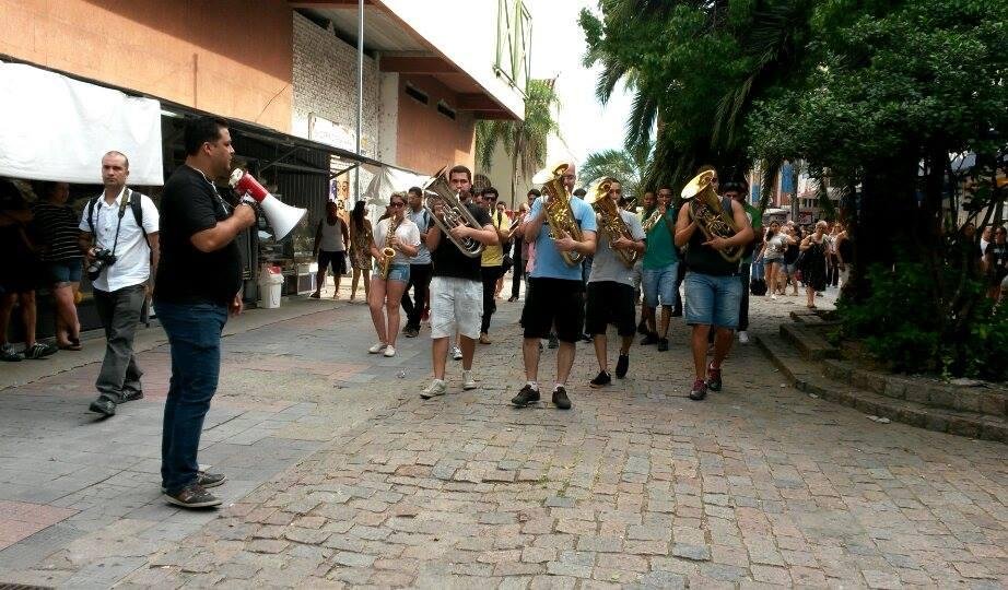 Cortejo come&ccedil;ou &agrave;s 17h30min saindo do Theatro Guarany