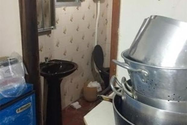 Banheiro ficava dentro da cozinha de restaurante