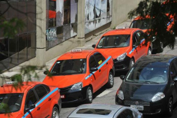 Regras para obter e renovar carteira de taxista vetam os que possuem antecedentes criminais
