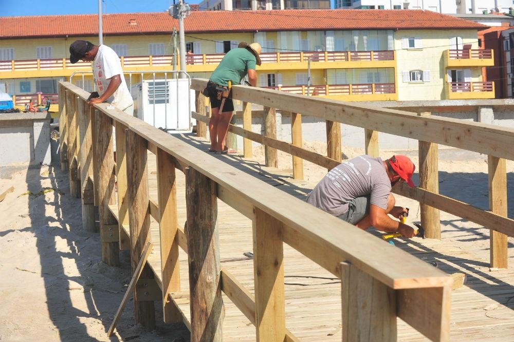 Manh&atilde; tamb&eacute;m foi de trabalho para construir acessos &agrave; praia