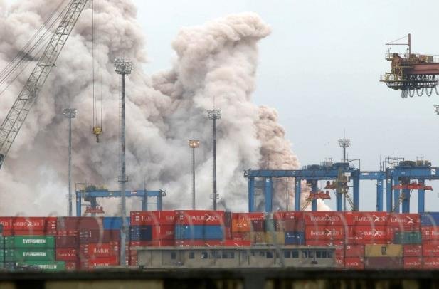 Idosa morre ap&oacute;s inalar fuma&ccedil;a t&oacute;xica de inc&ecirc;ndio de cont&ecirc;ineres em S&atilde;o Paulo