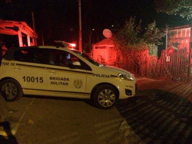Tr&ecirc;s homems s&atilde;o mortos a tiros de espingarda em Alvorada 